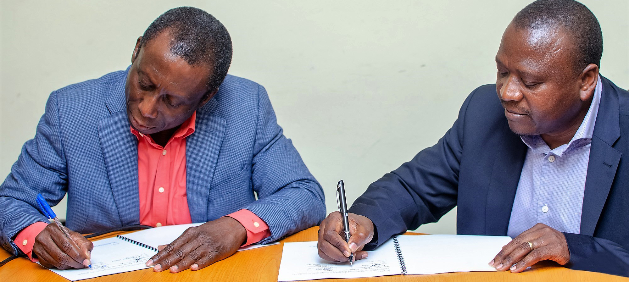 Prof. Francis Dodoo (Pro. Vice Chancellor, Research, Innovation and Development – University of Ghana) and Deogratius Kimera (Country Director, USAID GHSC-PSM) signing MOU for SCM Workforce Development. Photo Credit: GHSC-PSM