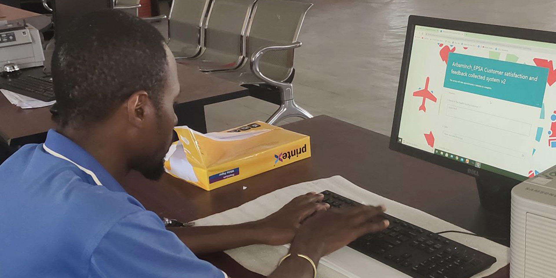 A client at the Arbaminch EPSS Hub submits his feedback to the customer satisfaction system. 