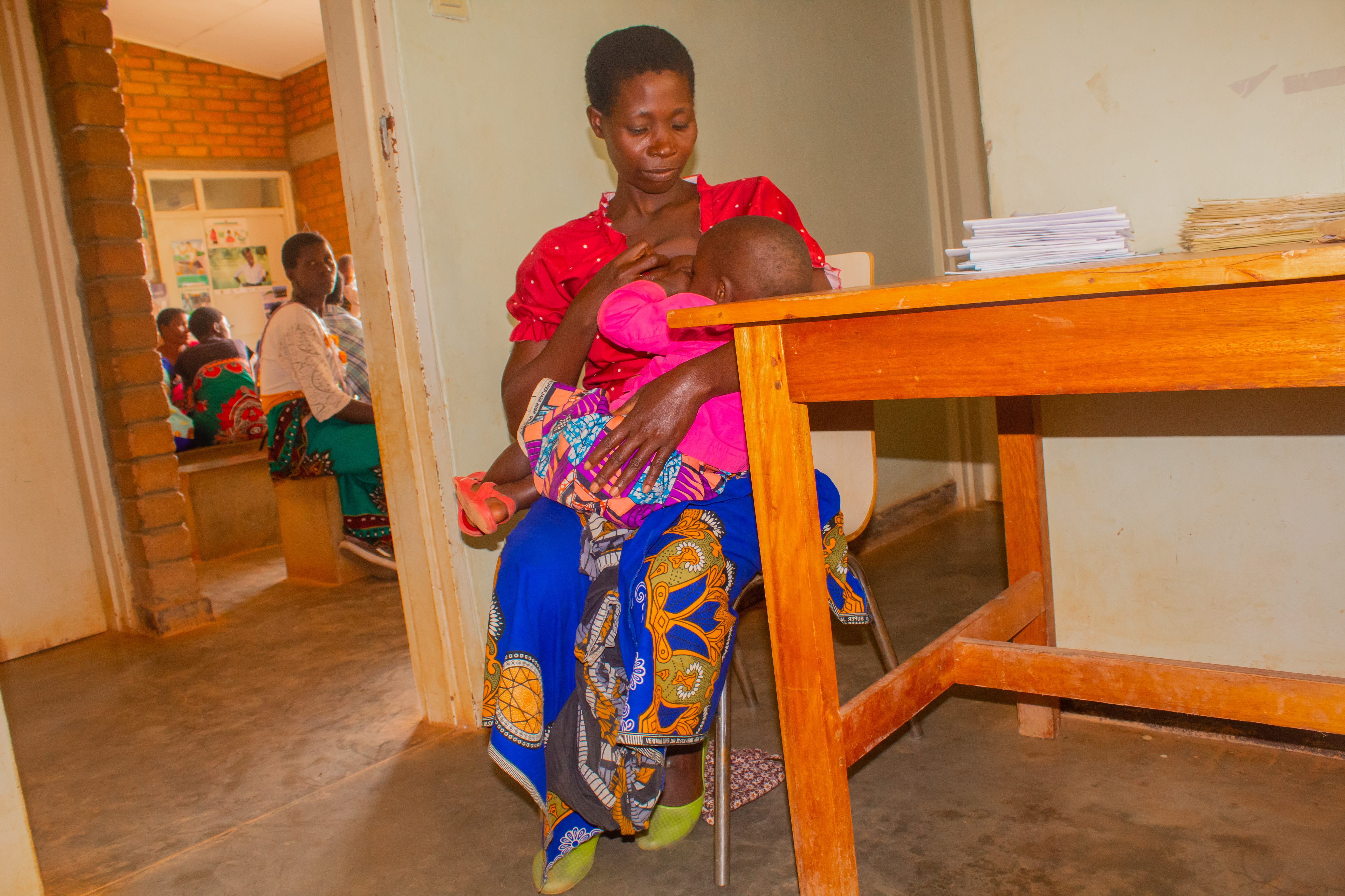 Rachel Mwaungulu with her last-born at Enukweni health facility in Mzimba. Photo by GHSC-PSM