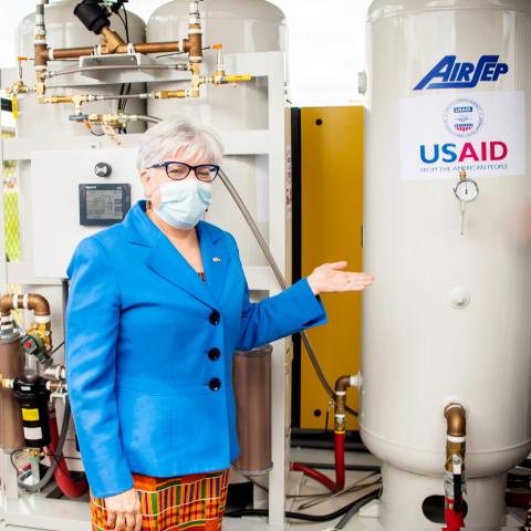 H.E. Stephanie S. Sullivan, U.S. Ambassador to Ghana, inspecting 02 plant at the GIDC Accra. Photo credit: GHSC-PSM